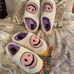 Joe Boxer Cream and Pink Smiley, Winky Slippers
